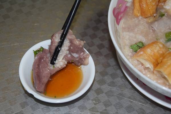 Cháo được đổ ra bát, thêm rau mùi và gừng thái sợi, rắc chút hạt tiêu, có thể thêm trứng gà tùy nhu cầu của thực khách. Giá tô cháo Tiều Bàn Cờ đầy đủ là 65.000 đồng