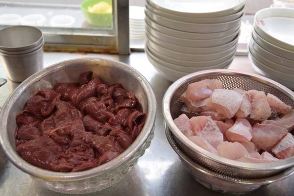 Khi ăn cháo Tiều Bàn Cờ có thêm chén nước mắm cốt