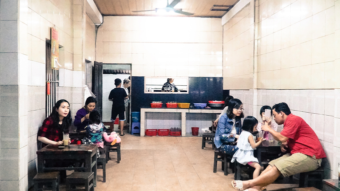 Quán chè hẻm lâu năm nhất ở Huế của bà Linh Lan ở kiệt 29 Hùng Vương