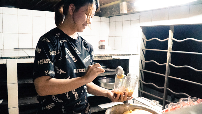Người cháu phụ giúp bà Linh Lan tại quán chè hẻm lâu năm nhất ở Huế