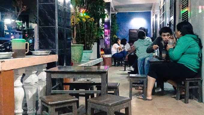 Thực khách ngồi chật kín không gian quán chè hẻm lâu năm nhất ở Huế