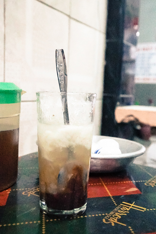 Thường chè sẽ được múc sẵn ly nhỏ, khách gọi món nào quán sẽ mang ra. Bạn sẽ dùng muỗng nhỏ để thưởng thức chè.  Chè bắp thơm nức mùi bắp (ngô) non; chè đậu ván, đậu ngự, đậu quyên béo ngậy phảng phất hương lạc rang giòn; chè hạt sen có vị thanh mát; chè khoai dẻo mềm thơm ngọt với một chút ít nước cốt dừa... Các món chè ở quán được đánh giá là có vị ngọt vừa phải, không quá gắt.