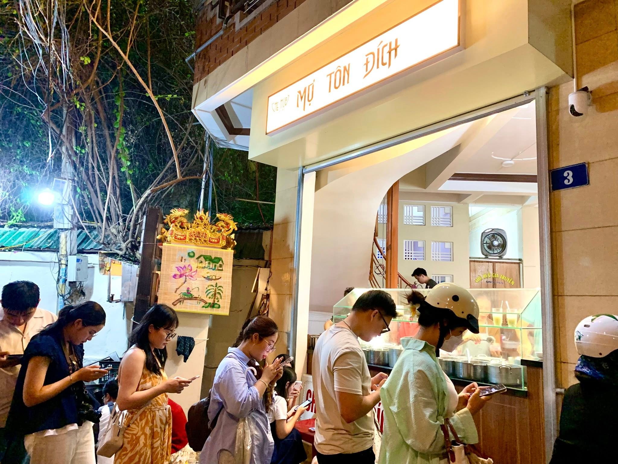 Thực đơn đa dạng tại quán chè Huế ngon Mợ Tôn Đích