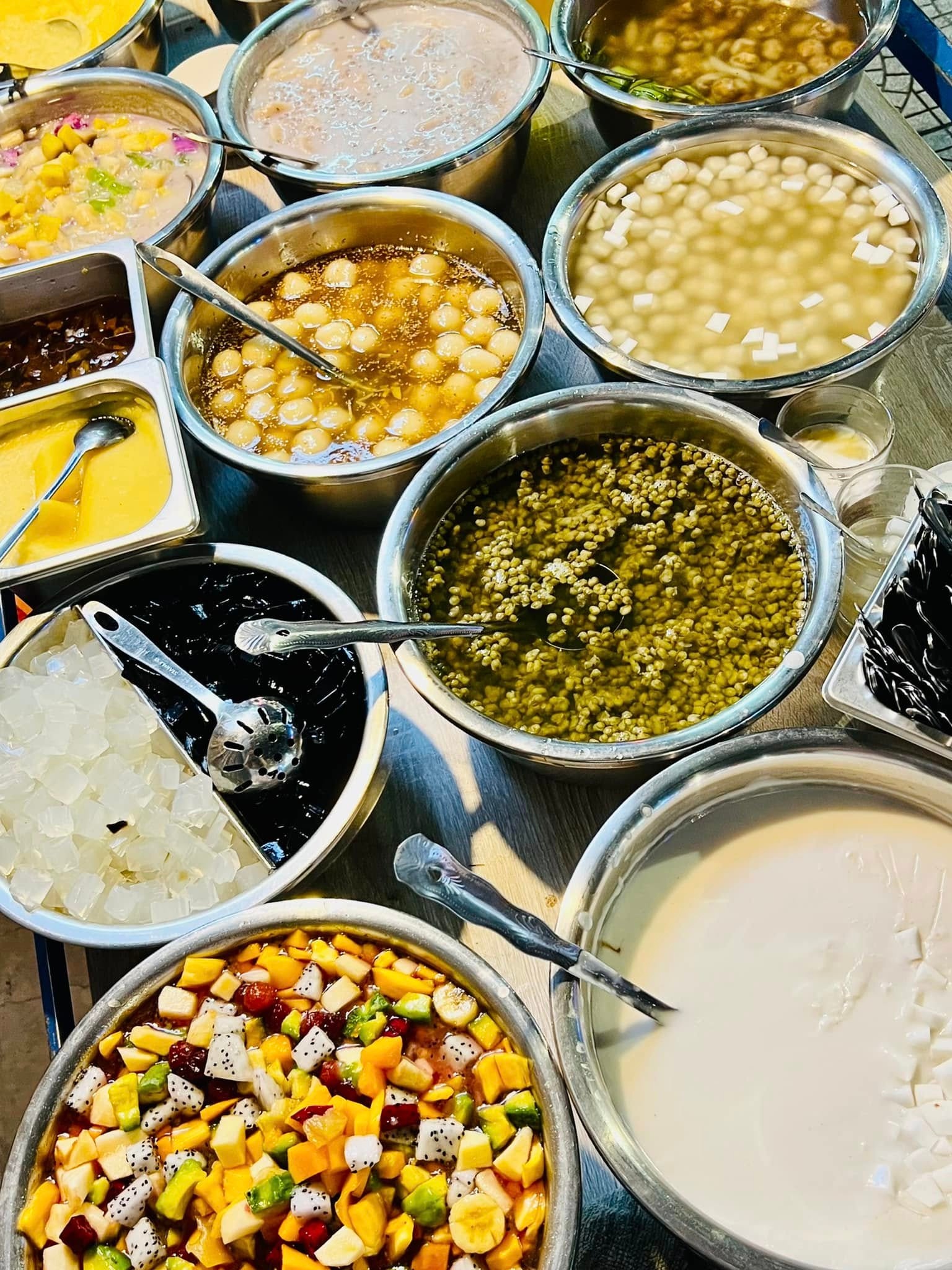 Góc vỉa hè sạch sẽ tại quán chè Huế ngon Chè Thanh