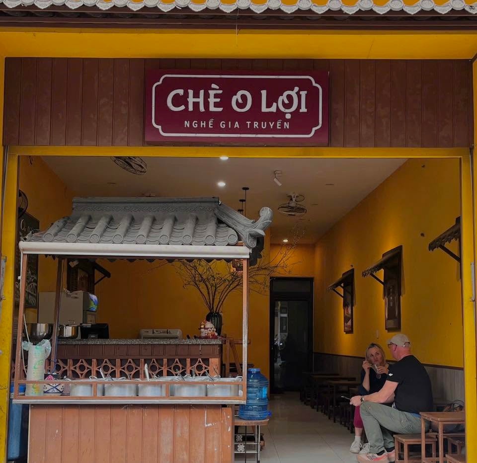 Không gian hoài cổ dễ thương tại quán chè Huế ngon O Lợi