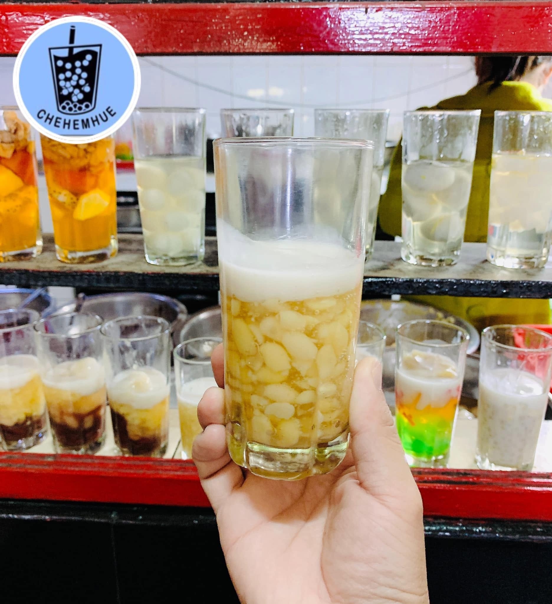 Cận cảnh ly chè bột lọc heo quay tại quán chè Huế ngon