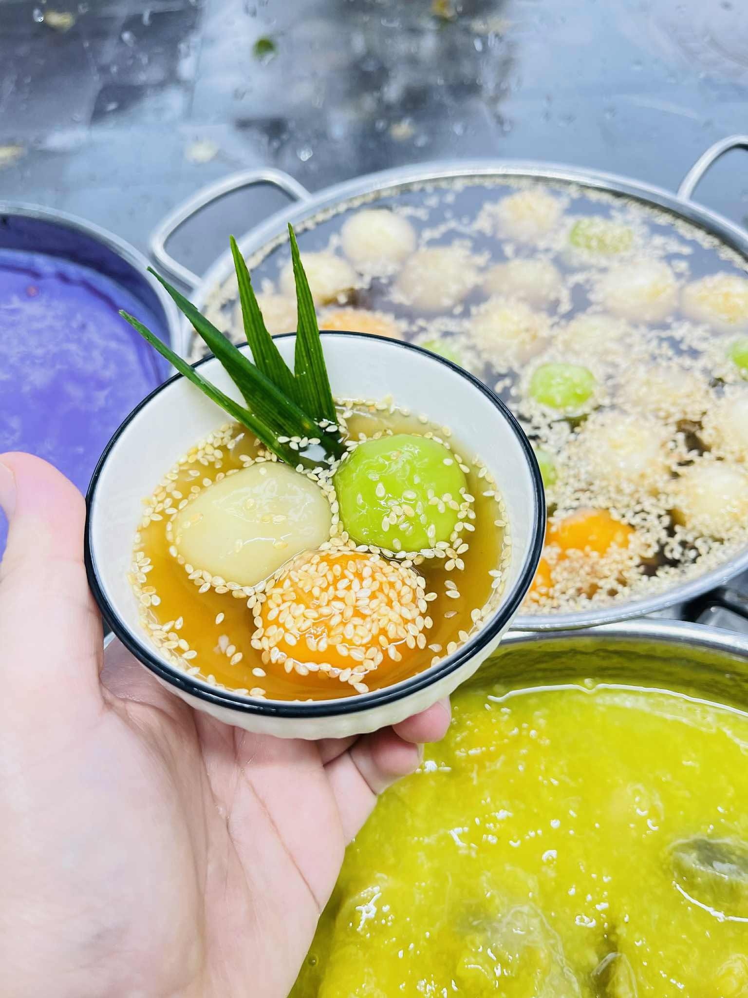 Thưởng thức chè trôi nước tại quán chè Huế ngon