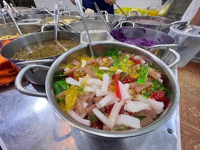 Quán thu hút đông người dân địa phương