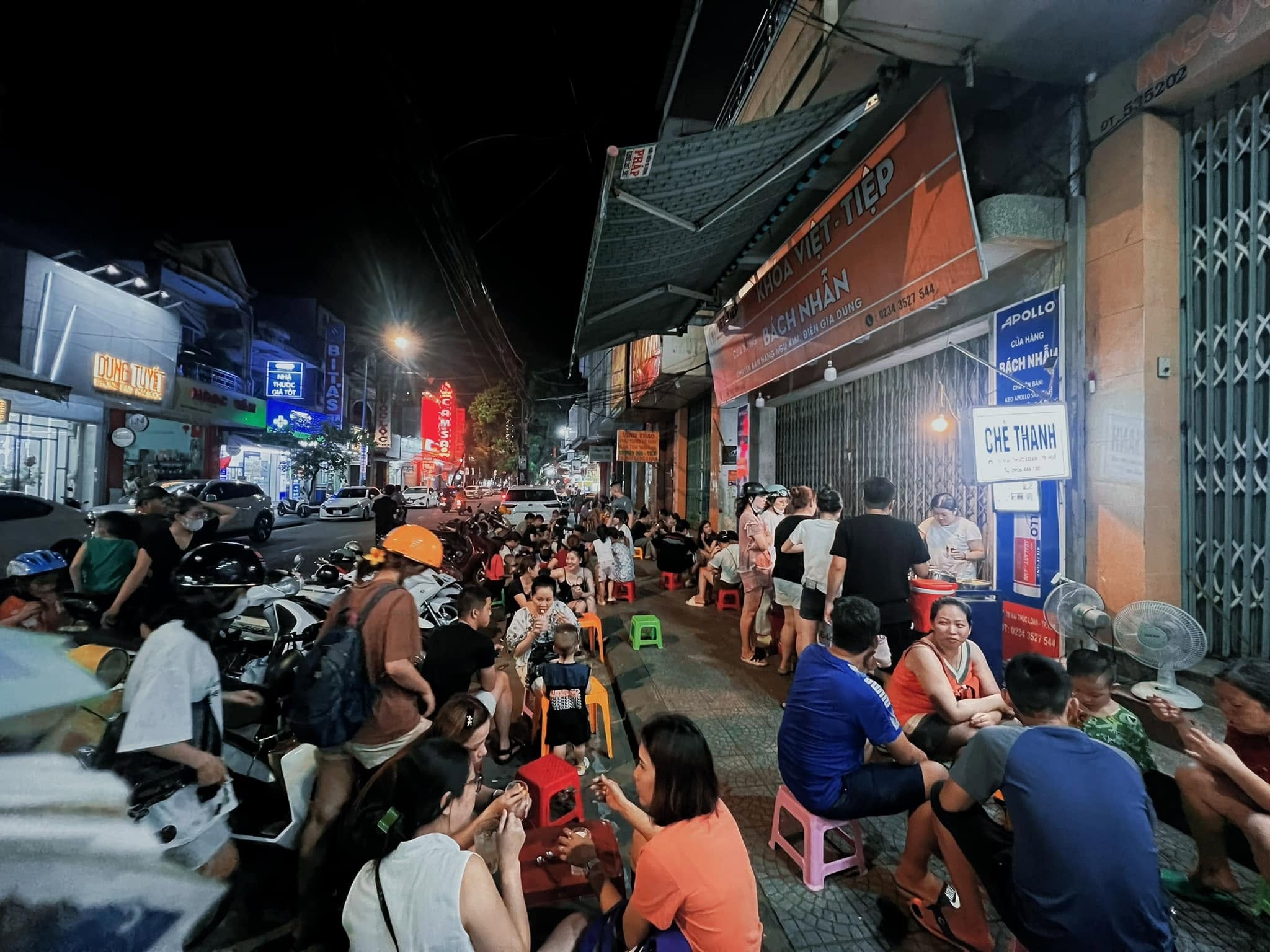 Quán chè tấp nập khách
