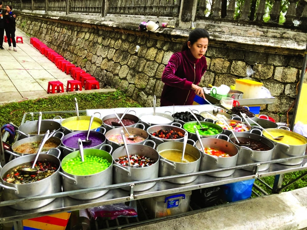 Một quán chè bên hông cầu Trường Tiền