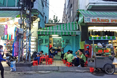 Không gian của quán nhỏ, nằm dưới một cây cột điện to. Ảnh: Linh Sea.