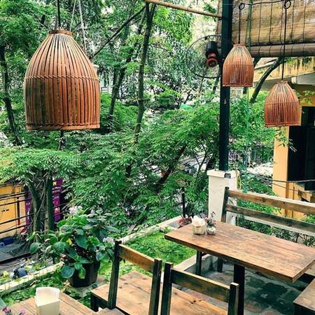 Ban công là chỗ ngồi được yêu thích nhất tại quán.