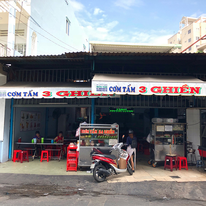 Quán cơm sườn Sài Gòn Ba Ghiền thu hút thực khách bởi miếng sườn nướng to che kín đĩa cơm