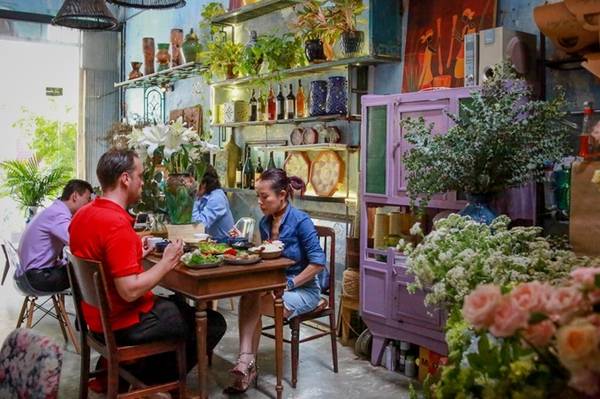 Quán nằm trên đường Lê Thị Hồng Gấm, quận 1, không có thực đơn cho khách gọi món. Khi đến ăn, thực khách sẽ được dọn một mâm cơm do đầu bếp quyết định thực đơn mỗi ngày.