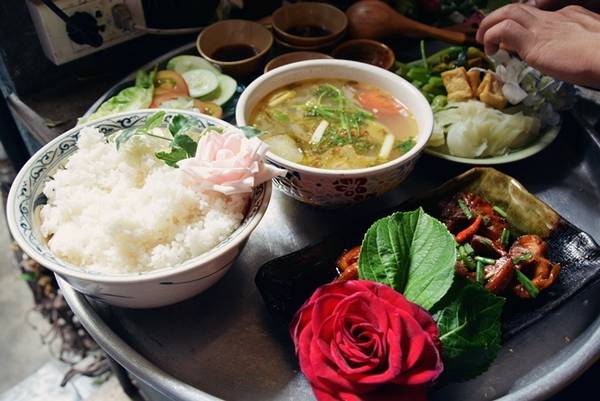 Thực khách phải đặt chỗ trước một ngày, đầu bếp chỉ nấu cho 25 người, và dù có thêm khách muốn ăn thì quán cũng không nhận. Chủ quán cho biết chỉ nhận 25 khách để không gian quán không bị đông đúc, xô bồ.