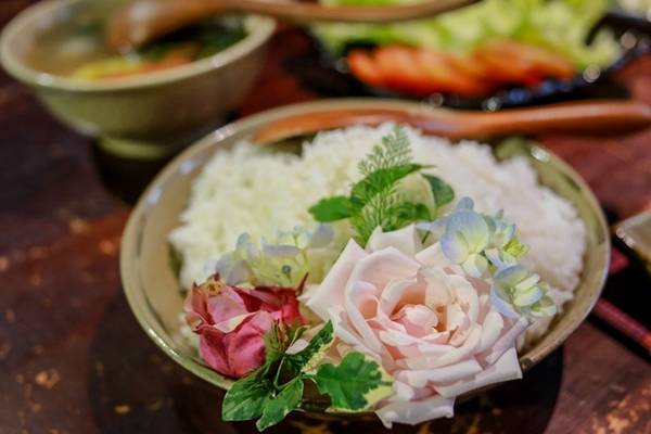 Bát cơm trắng đơn giản nhưng được trang trí bằng hoa hồng, hoa cẩm tú cầu... trở nên đẹp và nghệ thuật hơn.