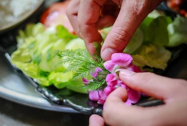 Mỗi mâm cơm được trang trí tỉ mỉ, thậm chí phù hợp với sở thích riêng của khách đặt chỗ, vì hầu hết khách đến đây là khách quen.