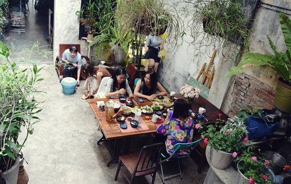 Ngoài hoa tươi trong các bát cơm, tộ cá... trên mỗi bàn ăn cũng đặt những bình hoa tươi đắt tiền.