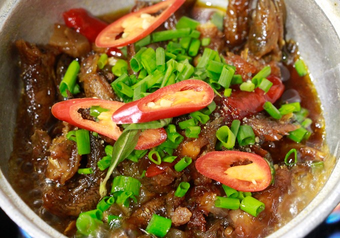 Món cá bống kho tộ chuẩn vị Huế tại quán Chạn
