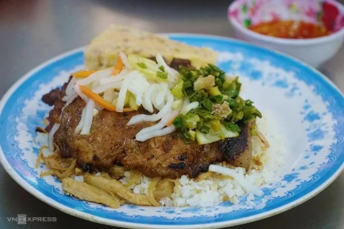 Đĩa cơm tấm sà bì chưởng của quán ăn ở quận 4 Sài Gòn. Ảnh: Di Vỹ.