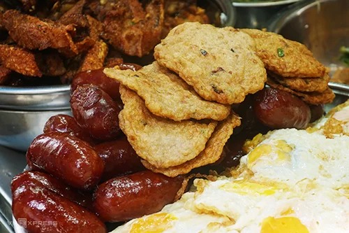 Hơn chục năm qua, quán cơm tấm sà bì chưởng làm thêm nhiều loại đồ ăn như chả cá, gà chiên, lạp xưởng. Ảnh: Di Vỹ.