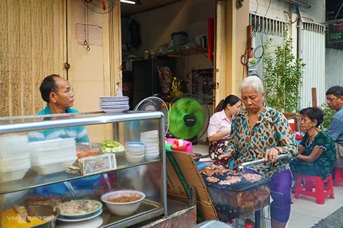 Phục vụ nhanh chóng tại quán cơm tấm Sài Gòn