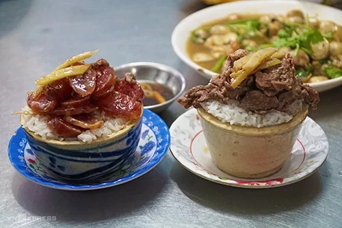 Cơm thố Sài Gòn tại Chuyên Ký. Ảnh: Di Vỹ.