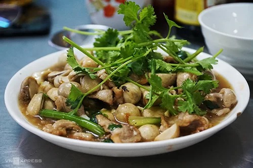 Món ăn kèm cơm thố Sài Gòn tại Chuyên Ký. Ảnh: Di Vỹ.