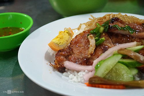 Suất cơm tấm đầy đủ tại quán cơm tấm Nguyên có giá 30.000 đồng. Ảnh: Di Vỹ.
