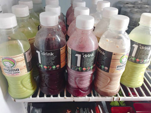 Đồ uống có giá 25.000 đến 40.000 đồng, menu gồm trà sữa, đồ uống organic, kem, socola, soda