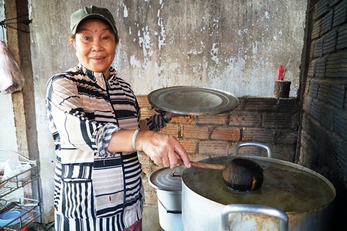 Bà Liên múc don cho khách bằng gáo dừa tại quán don gáo dừa cuối sông Trà Khúc