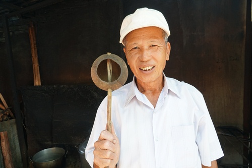 Ông Cẩm với chiếc gáo dừa tự làm cho quán don gáo dừa
