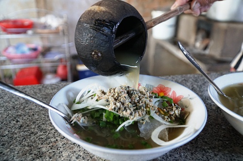 Quán don dùng gáo dừa để múc ở cuối sông Trà Khúc