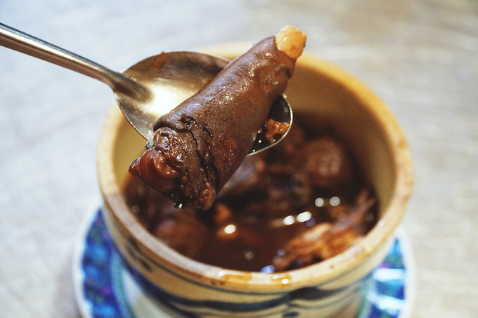 Mống dê hầm cũng hút khách không kém.  Thực đơn của quán có gần trăm món ăn, từ cơm chiên Dương Châu, cơm chiên cá mặn cho đến hủ tiếu, mì xào giòn, mì vịt tiềm... Giá trung bình mỗi món ăn khoảng 50.000 đồng. Quán mở cửa từ 11h đến nửa đêm.