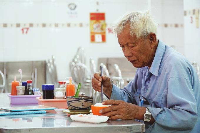 Một thực khách quen của quán kể: "Tôi ăn ở quán đã gần 20 năm, từ lúc còn đời chủ thứ hai. Tuy bàn ghế nhiều lần thay đổi, hương vị món khó mà nhận ra được sự khác biệt. Vẫn là cái mùi thơm của các vị thuốc bắc, miếng gà rất mềm mà không bị nát, nước dùng đậm đà".