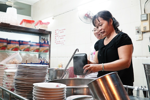 Quán ăn nằm ngay trung tâm thành phố, mở cửa từ 7h sáng đến khoảng 20h mỗi ngày.