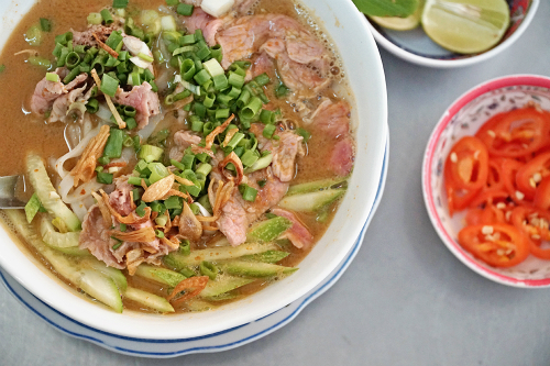 Quán gốc Hoa ba đời bán phở ăn kèm dưa leo ở Sài Gòn