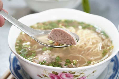 Bò viên làm theo công thức gia truyền hơn 40 năm. Mỗi suất ăn có giá 60.000 đồng.