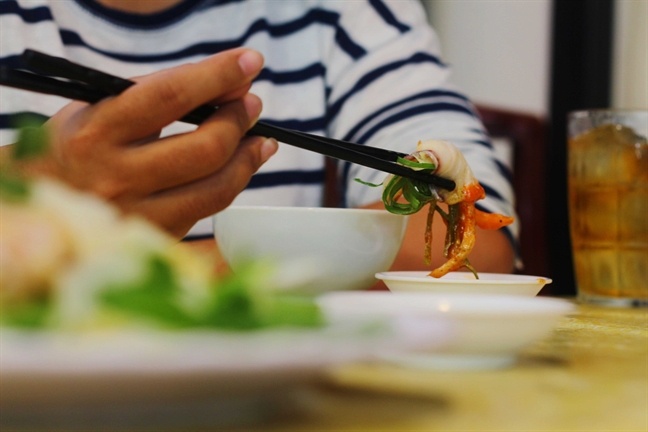 Hành tây và hành lá giúp gỏi cá Mây Bốn Phương thêm thơm ngon, bớt vị thanh.