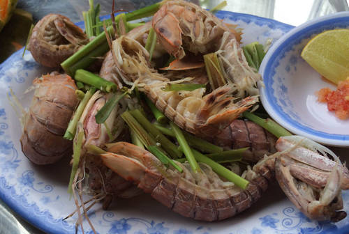 Quán hải sản đồng giá Đà Nẵng Năm Đảnh nằm trong hẻm nhỏ trên đường Trần Quang Khải