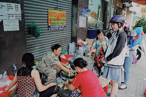 Khách xếp hàng mua súp cua Sài Gòn mang về