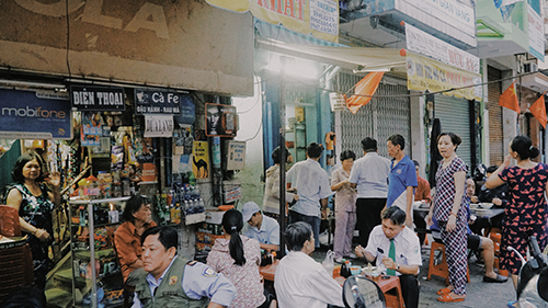 Quán tấp nập thực khách lúc 5h30 sáng. Ảnh: Di Vỹ.