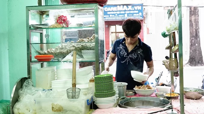 Quán hủ tiếu bò viên của chú Tư, quê gốc miền Tây, mở từ năm 1996