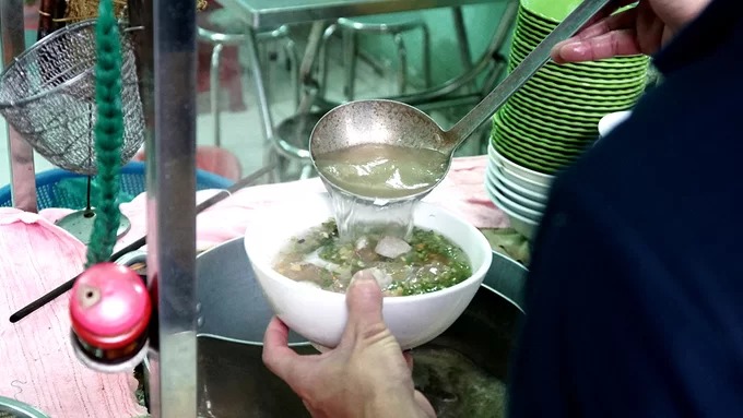 Gian bếp quán hủ tiếu bò viên chú Tư