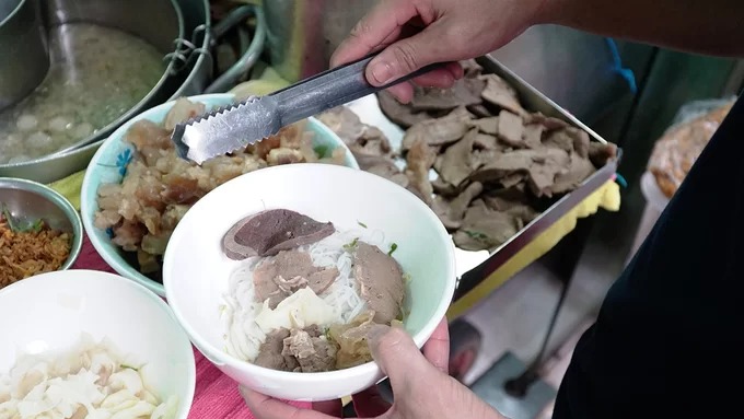 Cách trình bày hủ tiếu bò viên tại quán chú Tư