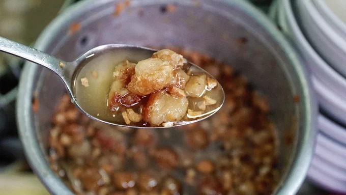 Hành phi và tóp mỡ ăn kèm hủ tiếu bò viên
