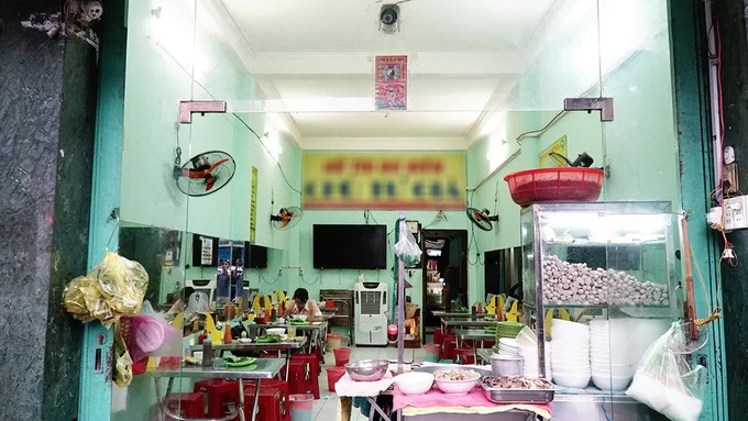 Không gian quán hủ tiếu bò viên chú Tư