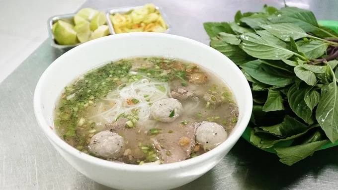 Quán hủ tiếu Sài Gòn nổi tiếng nhờ miếng bò viên nhỏ xíu