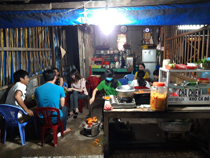 Thị xã Hà Tiên, tỉnh Kiên Giang được nhiều người biết đến là nơi có nhiều món ăn ngon đặc trưng vùng biển, nhiều món ăn vặt đã trở thành thương hiệu ẩm thực mà mỗi khi nhắc đến ai cũng đều dành tặng lời khen ngợi. Có dịp đến Hà Tiên ngoài tham quan cảnh đẹp, lúc chiều tối, bạn có thể lang thang một số con đường gần chợ để tìm nhiều món ăn vặt đặc trưng. Và khô cá đỏ, bạch tuột nướng... sẽ là một lựa chọn.