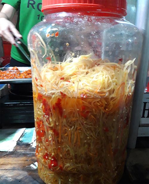 Món khô ở đây ăn kèm với đồ chua đu đủ giòn cay. Đây là điểm đặc biệt làm cho món ăn thêm phần hấp dẫn.